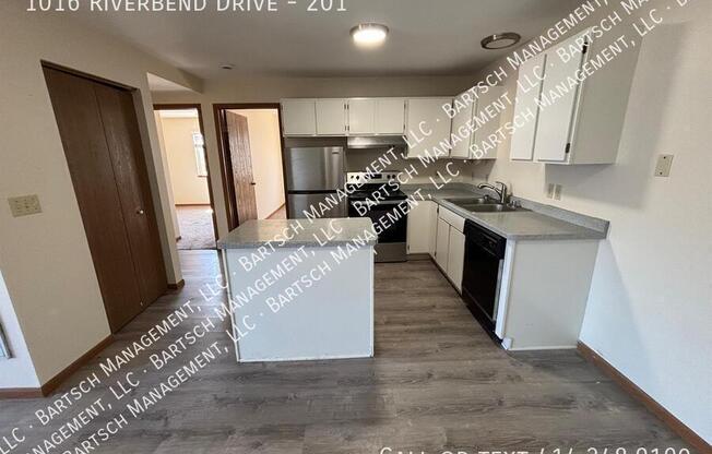 1016 RIVERBEND DR