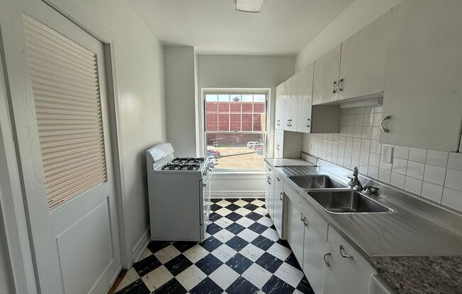 1 bed, 1 bath, 572 sqft, $1,510, Unit Old King Edward 21