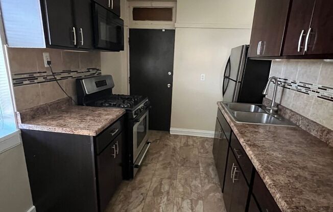 2 beds, 1 bath, $1,300, Unit 8058-1