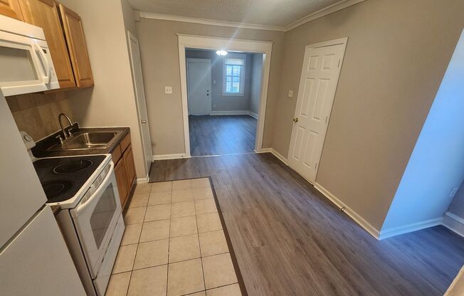 1 bed, 1 bath, 650 sqft, $950, Unit 1F