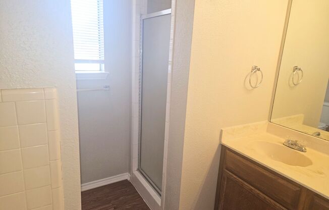 3 beds, 2 baths, $1,595, Unit Unit A