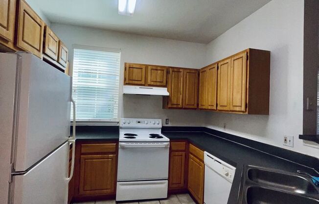 $500 CREDIT BACK IN YOUR 1ST MONTH RENT- SPACIOUS 3/2 - 1ST FLOOR UNIT- ZIP 32835