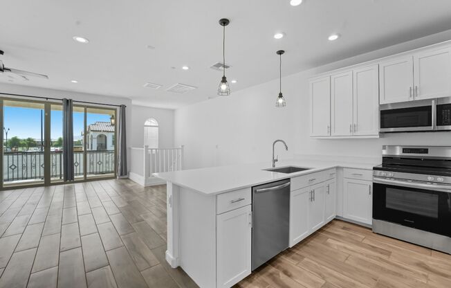 Like new Luxurious Modern townhome with 2 Master Suits in Warner Meadows!