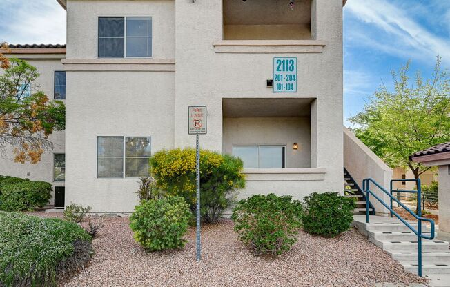 Spacious 2 Bedroom Condo in Gated Community!