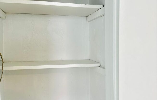 2 beds, 1 bath, $2,000, Unit 505-401