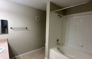 3 beds, 2 baths, $1,600, Unit #417