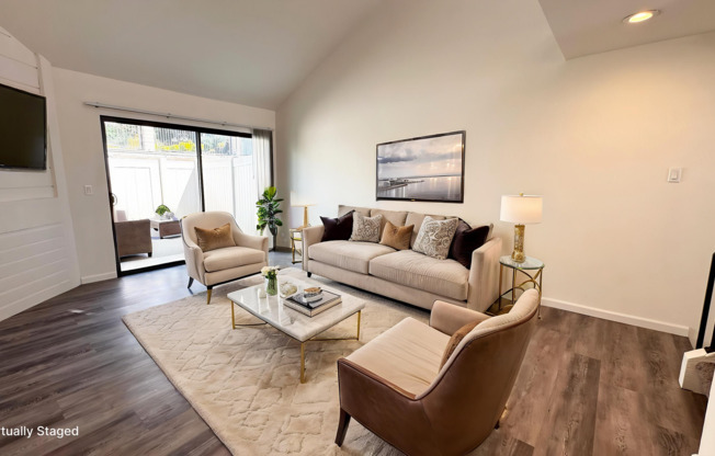 <<< spacious mast bedroom, pool, new kitchen, attached garage >>>
