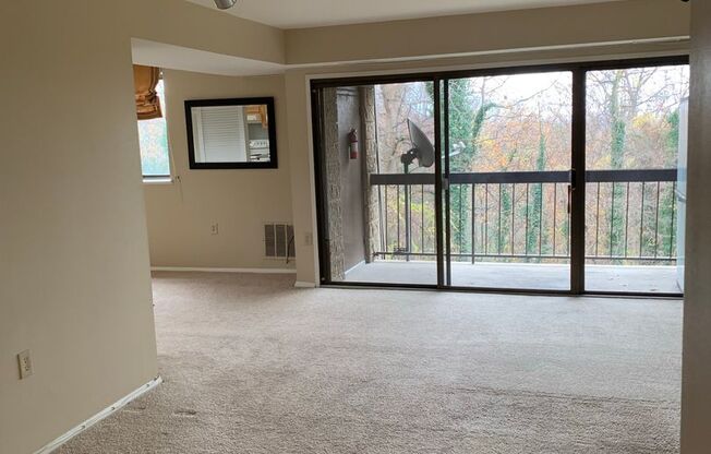 Sunny Top Floor Condo w/ Covered Parking