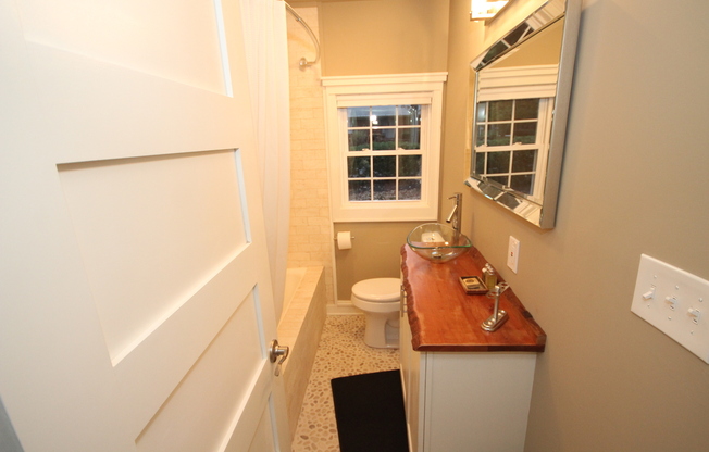 2 beds, 1 bath, $2,900