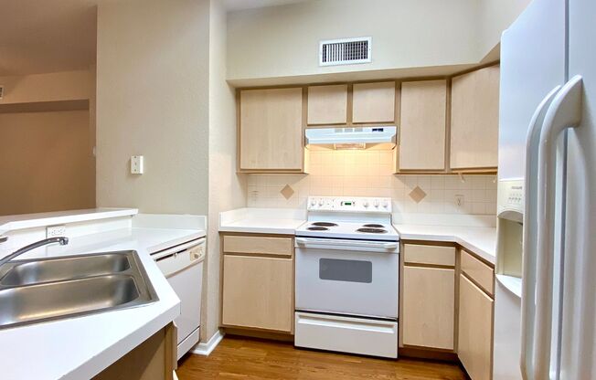 ONE MONTH FREE! Upgraded 3BR/2BA Altamonte Springs Condo with Wood Flooring and Den!