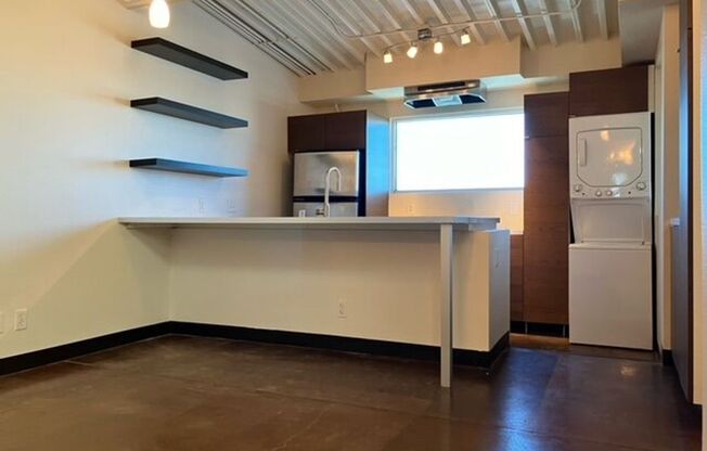 Trendy Loft Living Near The Arts District!