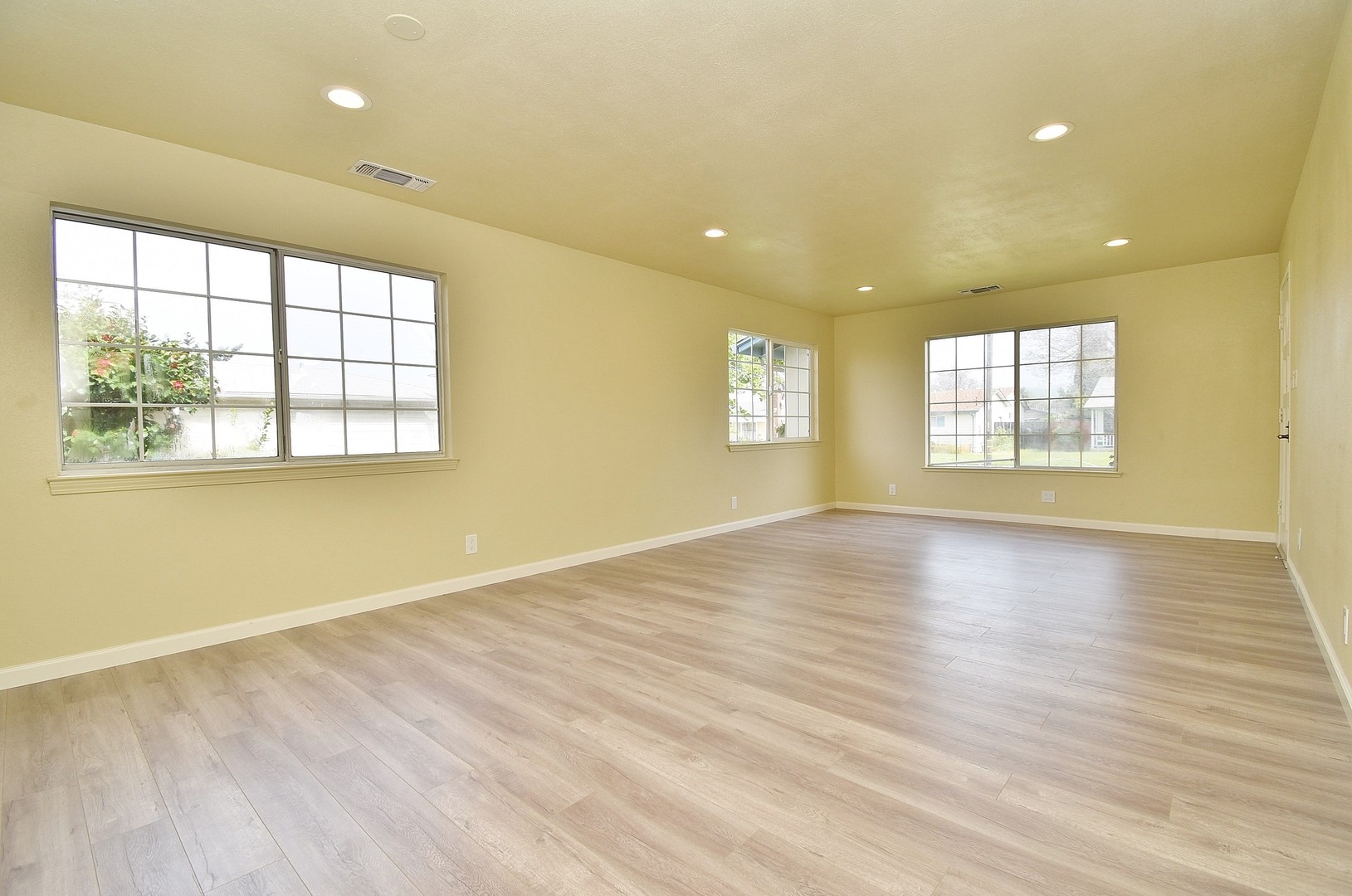 $3,590 / 3 BR - NICELY REMODELED FREMONT HOME IN SUNDALE