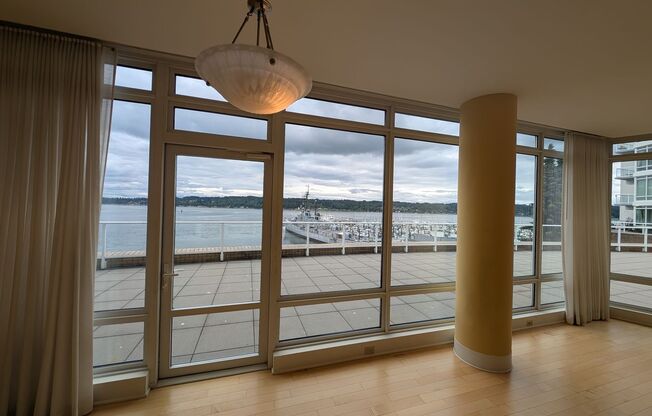 Commuter Delight, Walking Distance to Bremerton Ferry and to Downtown Shops.