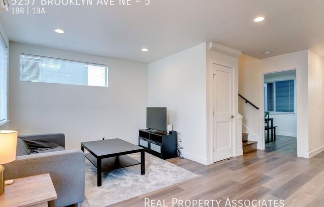 5257 BROOKLYN AVE NE