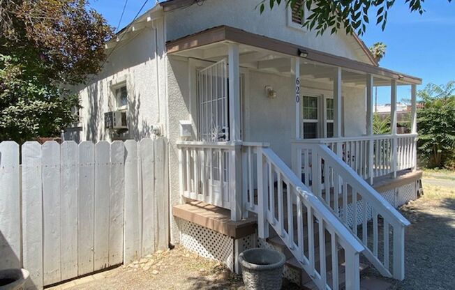 For Lease – Charming 1 Bedroom Cottage Near Downtown!