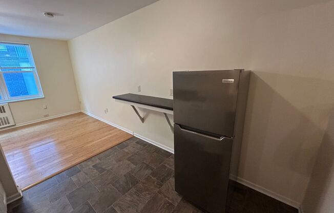 Studio, 1 bath, $825, Unit 111