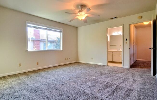 Beautiful Townhouse w/Laundry, Yard, Accepting Cats!