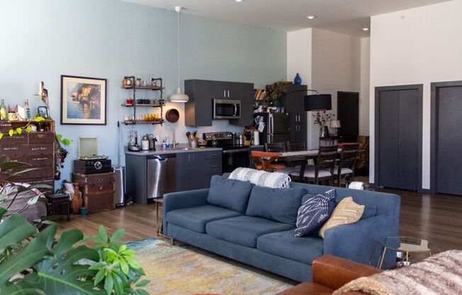 Studio, 1 bath, 1,095 sqft, $1,660, Unit 422