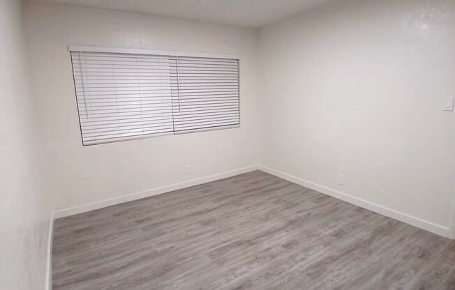 2 beds, 1 bath, $2,250, Unit 12700-6