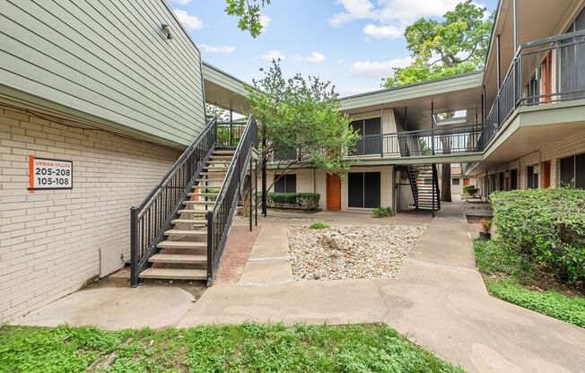 2 beds, 1.5 baths, 810 sqft, $832, Unit 207