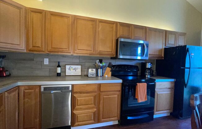 2 beds, 1 bath, $1,800, Unit unit 39C