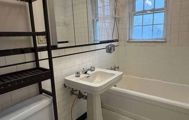 1 bed, 1 bath, 650 sqft, $2,310, Unit 401