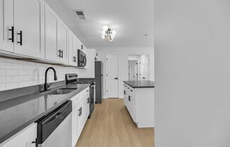 The Ariel - Beautifully Renovated Apartments!