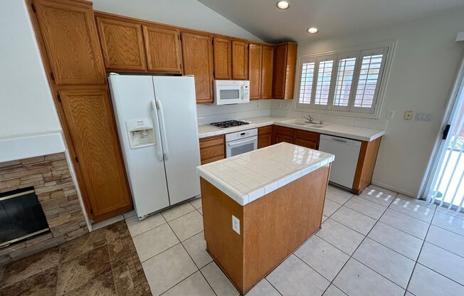 BEAUTIFUL 3 BEDROOM, 2 BATHROOM SINGLE-STORY HOME WITH FRESH PAINT AND HIGH VAULTED CEILINGS!