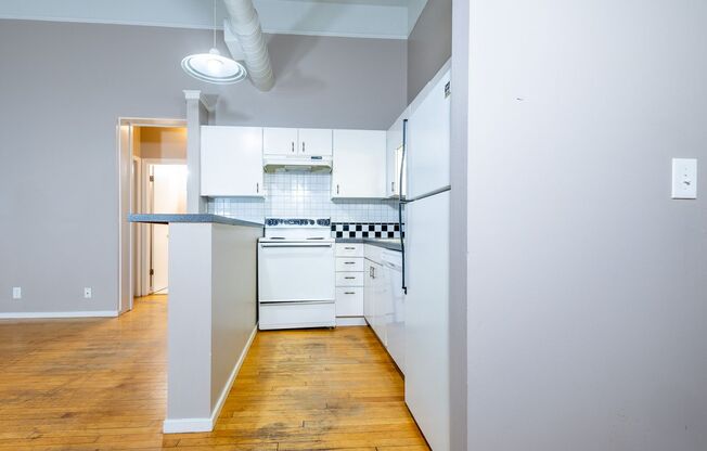 1 bed, 1 bath, $829, Unit 3819 Jones St #207