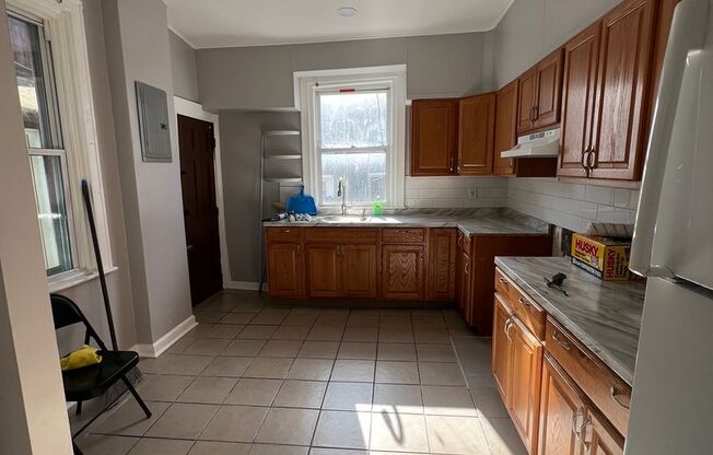 2 beds, 1 bath, $1,300, Unit 340 E Albanus St. 1st Floor