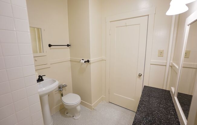 Studio, 1 bath, $1,300