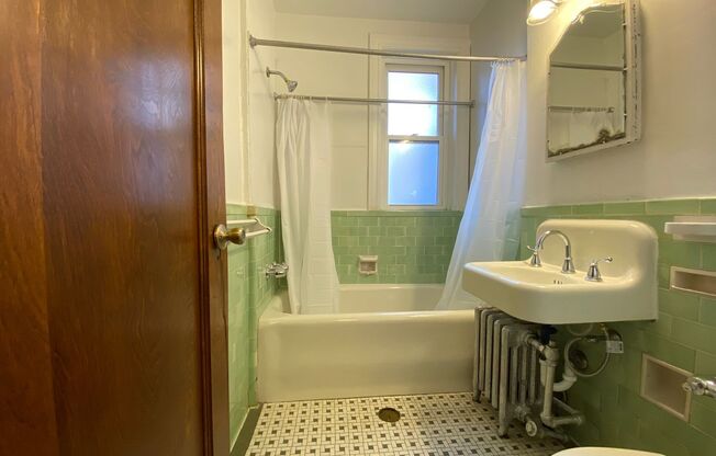 Studio, 1 bath, 400 sqft, $825, Unit 111