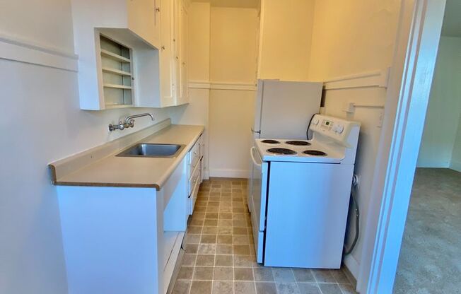 Studio, 1 bath, 425 sqft, $1,150, Unit 110