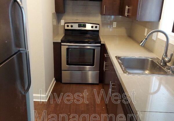 3021 E 20 ST