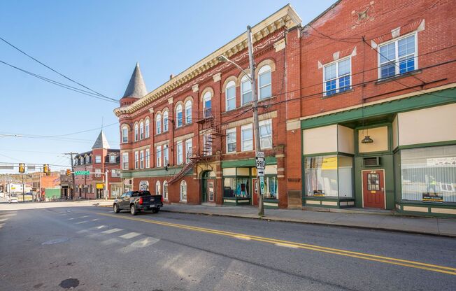 Studio, 1 bath, 1,000 sqft, $649, Unit 111 S McDonald St
