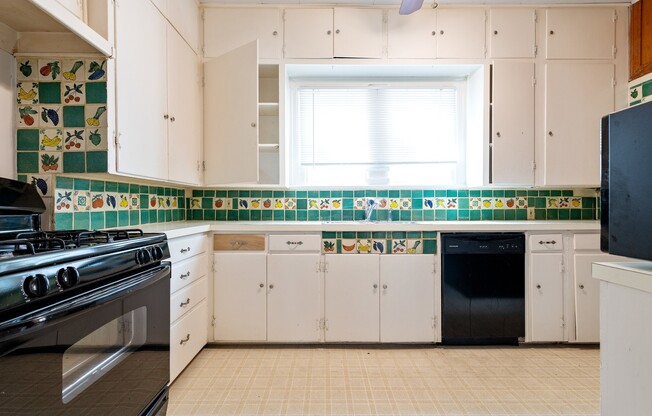 UT PRE-LEASE: 4 bed / 2 bath North Campus Home, Wood Floors, Spacious Rooms, Washer / Dryer, Backyard