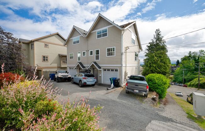 Bright and Spacious 3 bedroom townhouse in Queen Anne