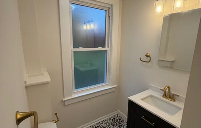 4 beds, 1 bath, 1,300 sqft, $3,500, Unit 473 Amity Rd