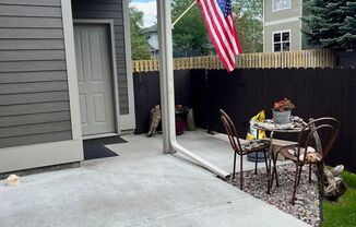 1 Bedroom, 1 bathroom Spacious Apartment - Apartment above garage space.