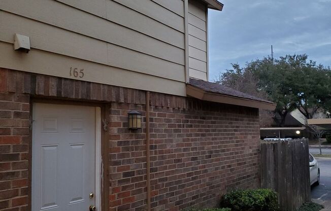 2 story condo, cov parking, patio, full washer & dryer connections