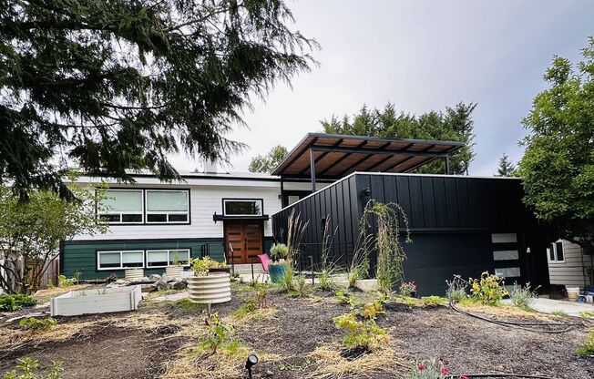 Fabulous 4 Bedroom/2 Bath Home! Upper Unit Now Available! Bellevue