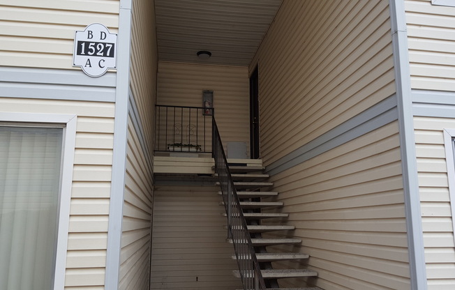 VERY NICE 2 BED/1 BATH 2ND FLOOR CONDO - NEW PAINT AND VINYL FLOORING THROUGHOUT