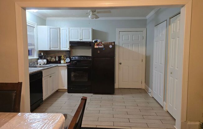 2 beds, 1 bath, $1,595