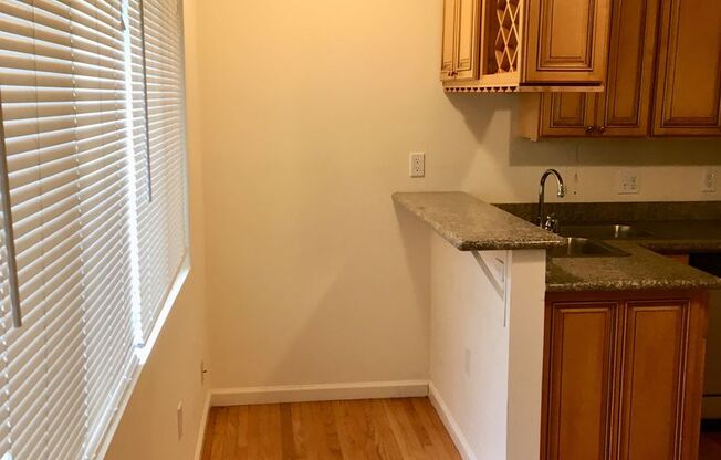 3 beds, 1 bath, 700 sqft, $3,400, Unit Unit #G