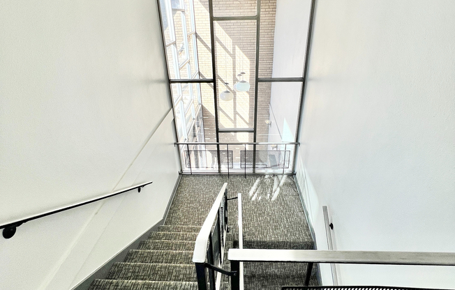 Experience the airy ambiance of this modern staircase, bathed in natural light.