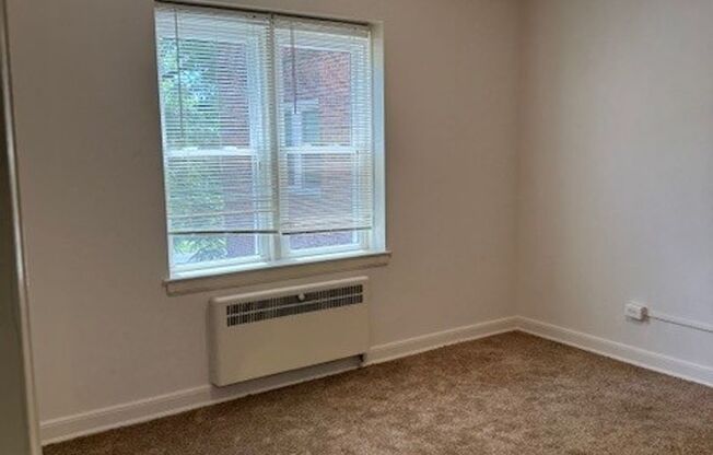 1 bed, 1 bath, 697 sqft, $1,400, Unit 00 - 21452C