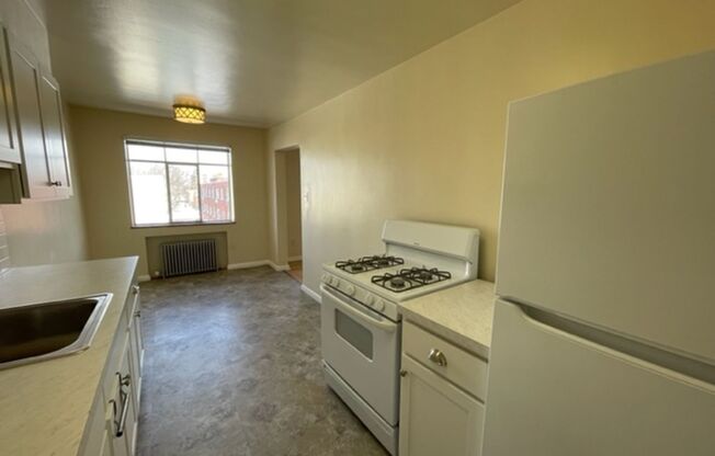 2 beds, 1 bath, 890 sqft, $1,600