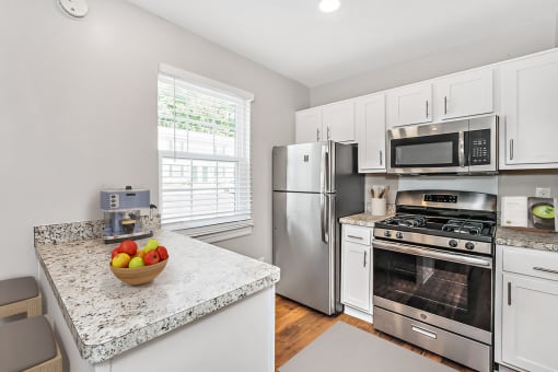 Fully Equipped Kitchen With Modern Appliances at Staples Mill Townhomes, Richmond, 23228