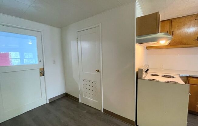 1 bed, 1 bath, $1,095, Unit 6