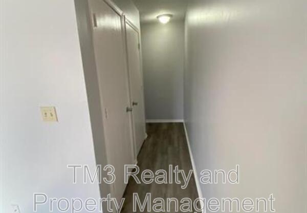 1606 E KANSAS CITY RD